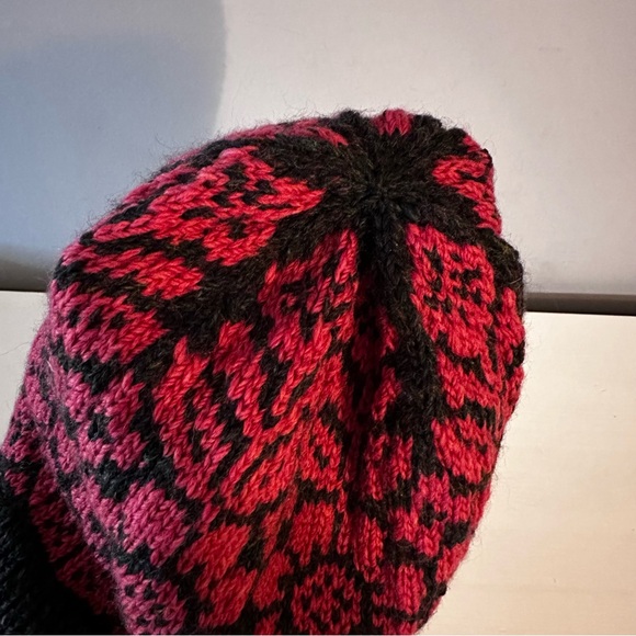 Things From Strings - Hat, Beanie, 100% Merino, Flower Design, NWT - Picture 3 of 5